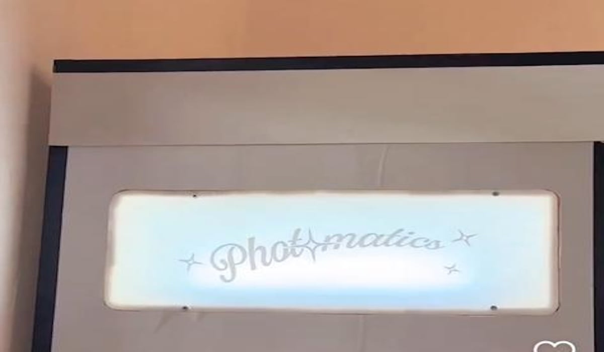 Logo Photomatics di salah satu unit photobox-nya