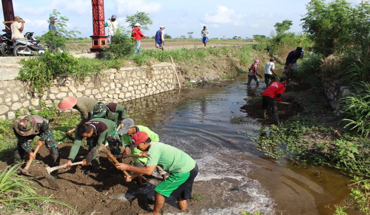 Karya bakti penghijauan dan membersihkan sungai oleh Kodim 0723 Klaten di Desa Burikan.