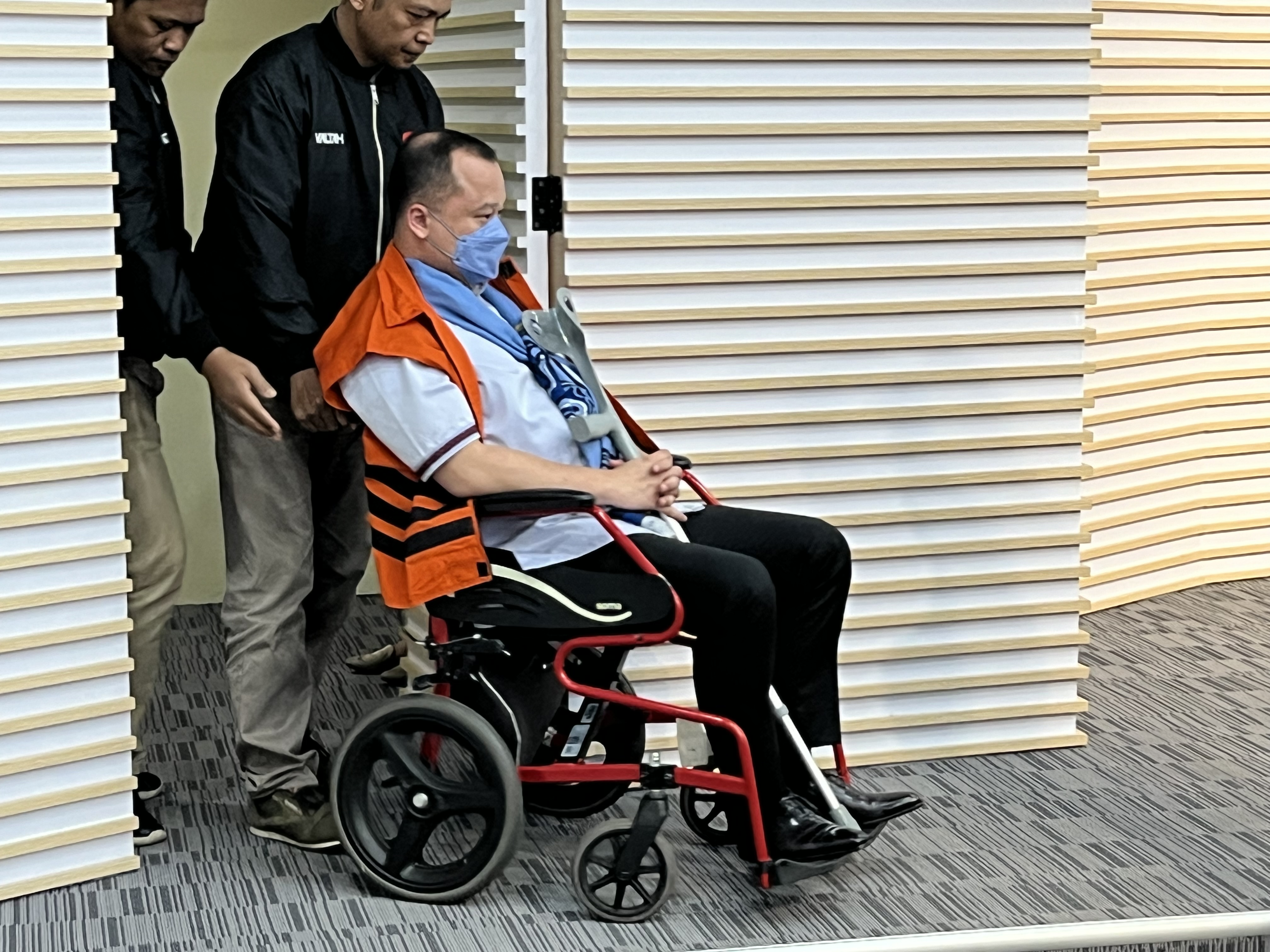 Duduk lemas di kursi roda, penyuap Wamenkumham di tangkap KPK