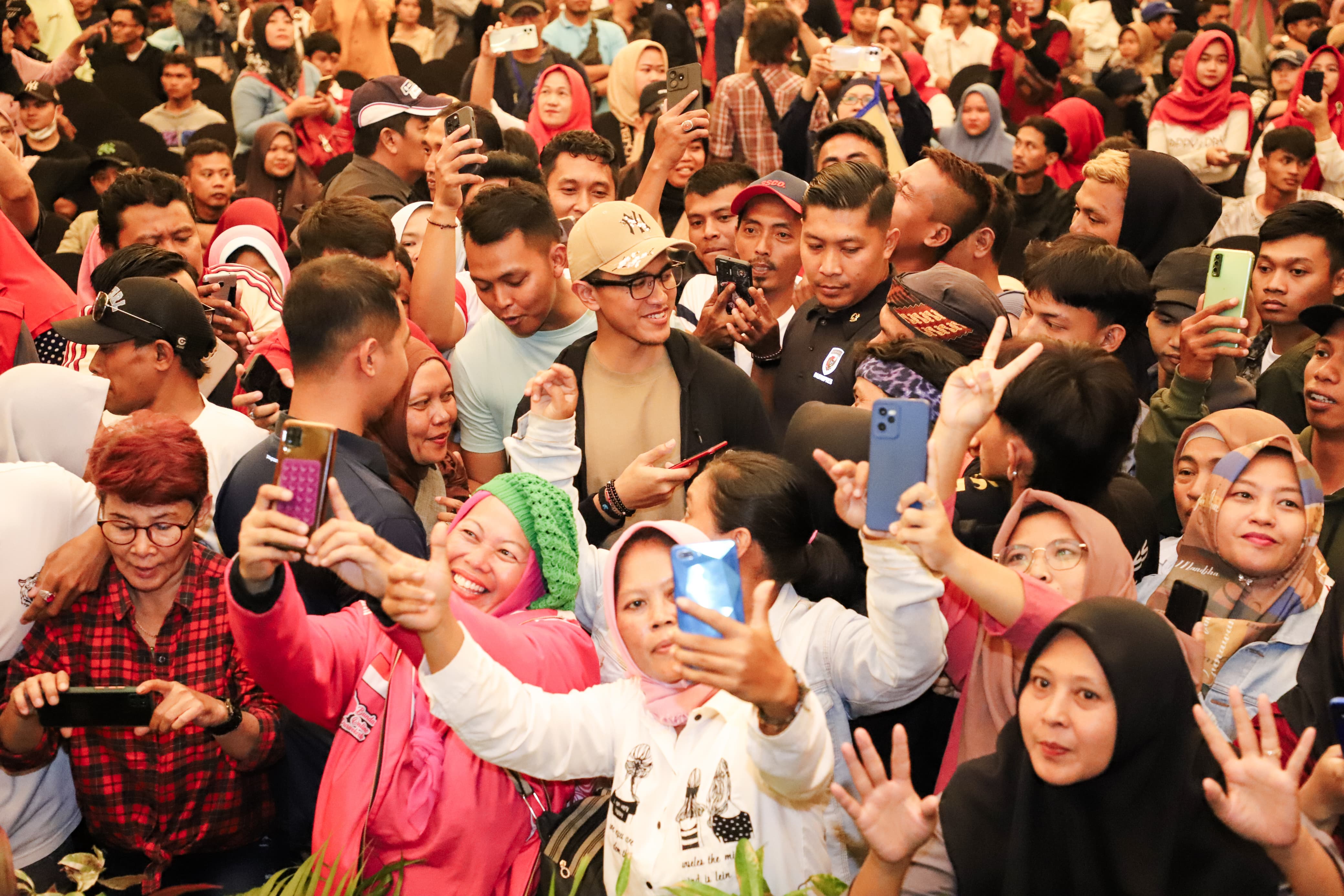 Ketum PSi kaesang Pangarep bersama relawan Ngapak di Purwokerto
