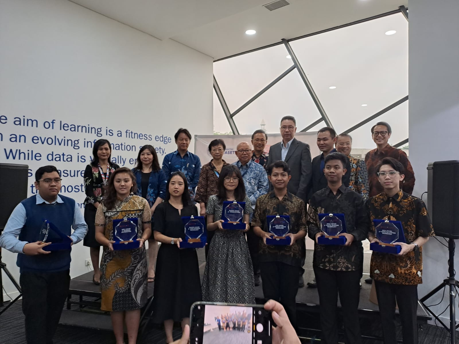 Tujuh lulusan terbaik peraih penghargaan STEM Universitas Prasetiya Mulya 2023. 