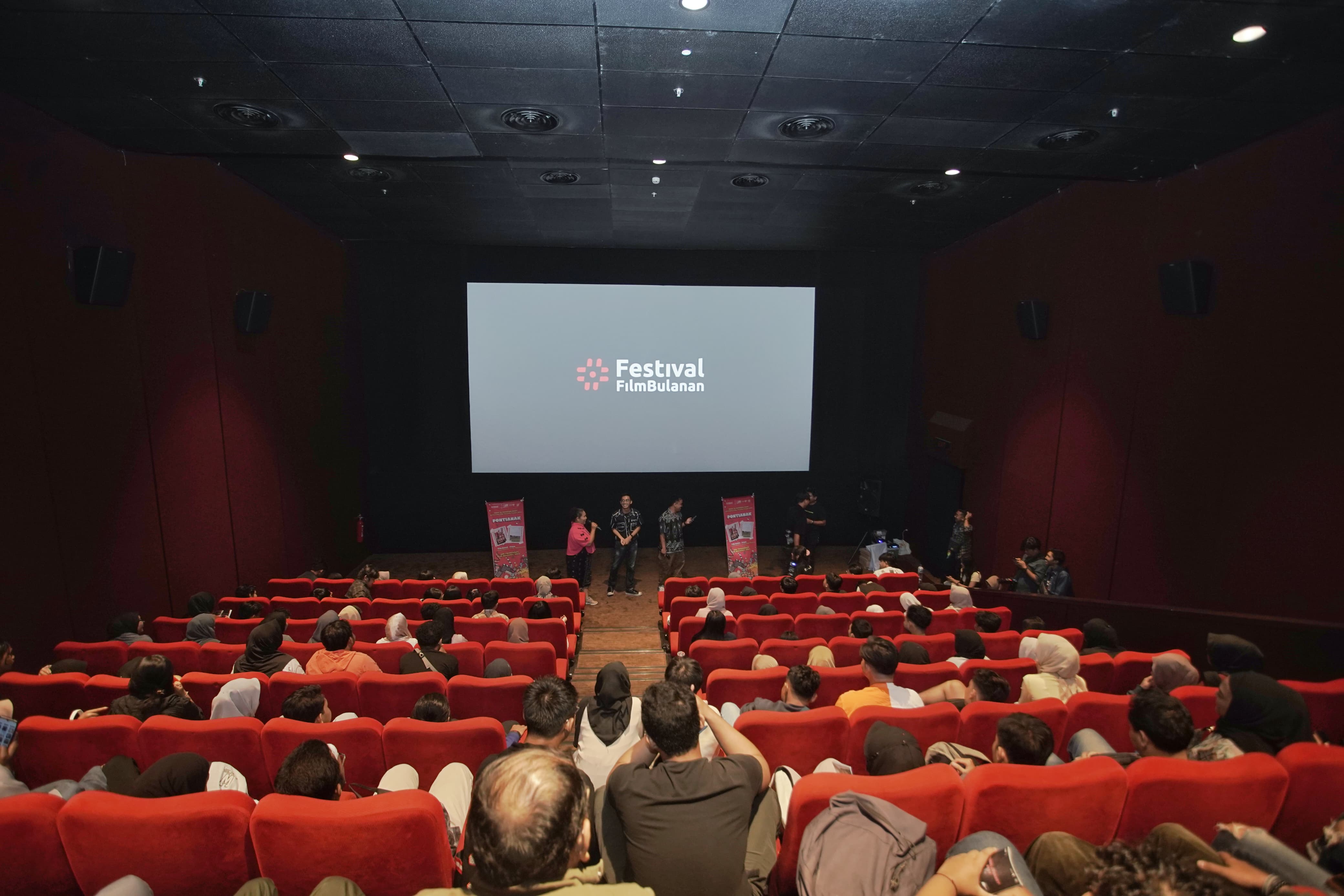 Road to Awarding Night dengan memutarkan dua film terpilih Fesbul Lokus 7 di XXI Transmart Kubu Raya, Pontianak, Kalbar.