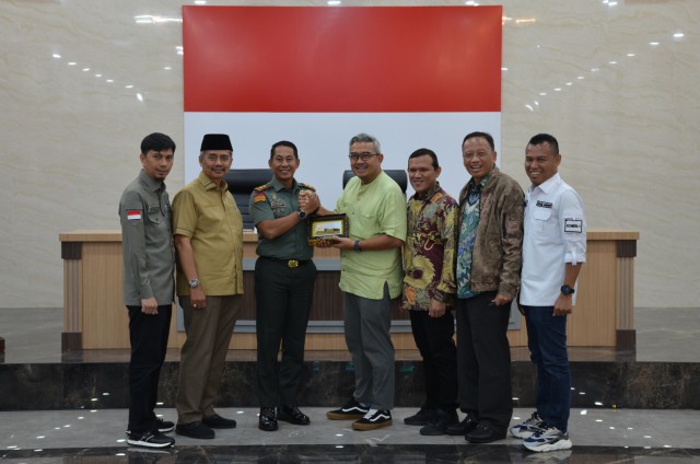 Anggota Komisi I DPR RI Muhammad Farhan bertukar cenderamata usai mengikuti kunjer Reses Komisi I DPR RI ke Kodam Iskandar Muda Aceh.