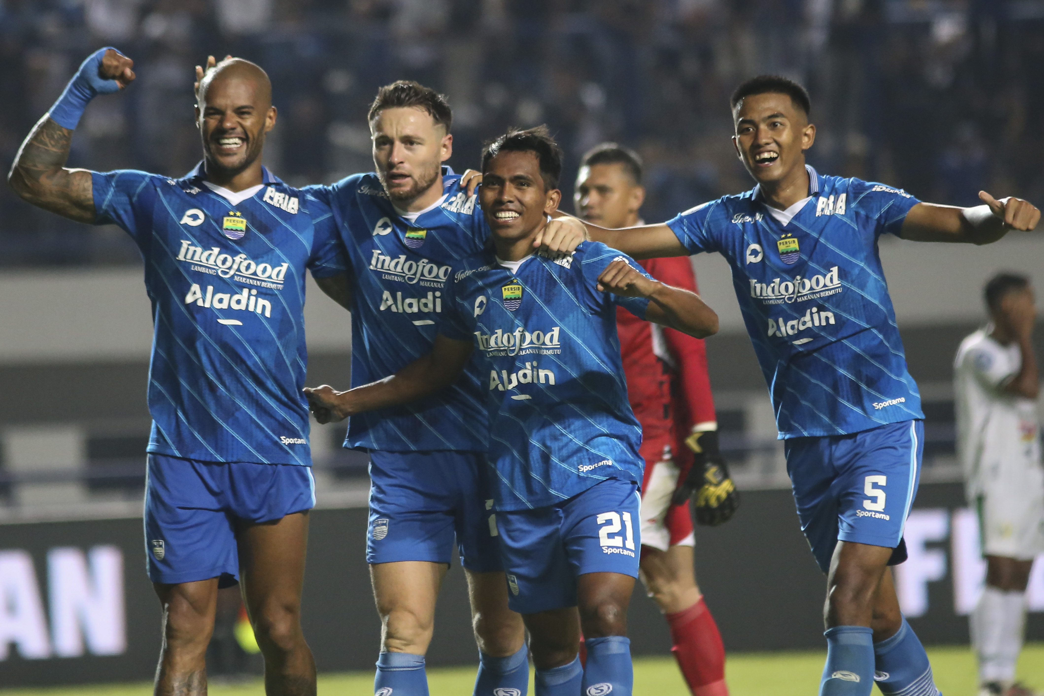 Pesepak bola Persib Bandung melakukan selebrasi usai mencetak gol ke gawang PSS Sleman, pada 28 Oktober 2023.
