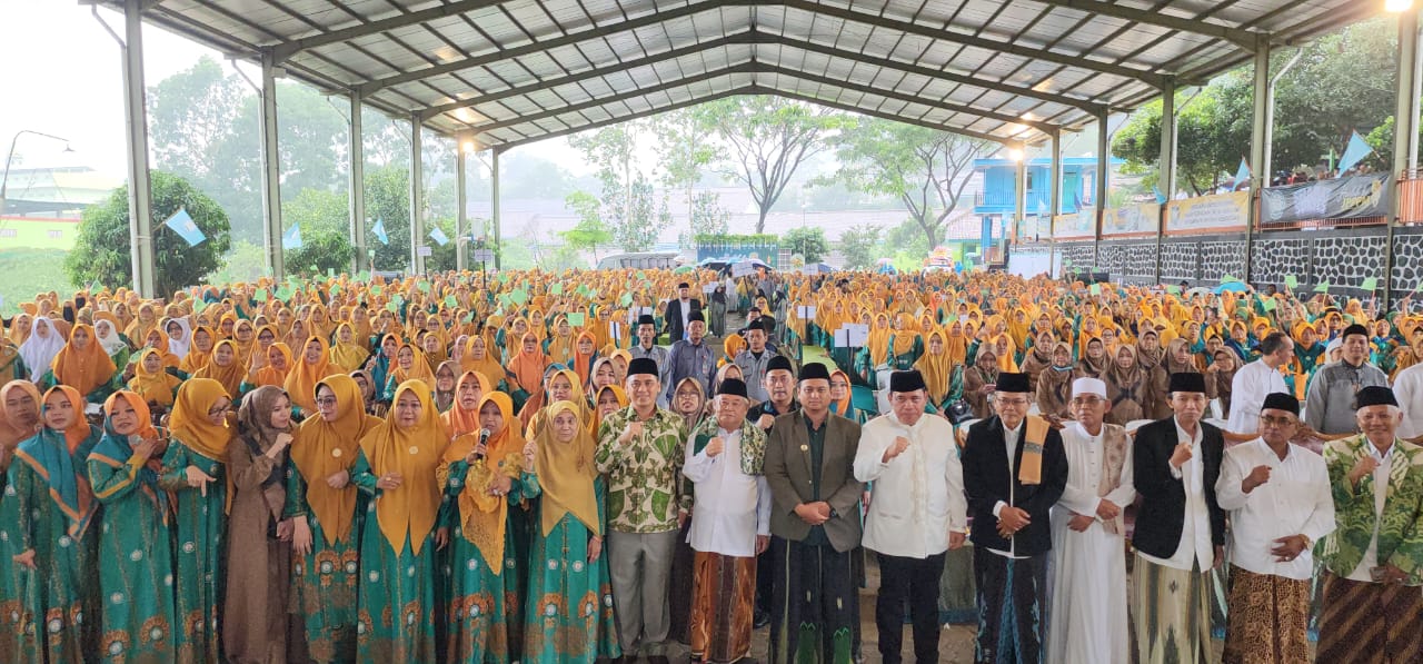 Ribuan Nyai Pengasuh Pesantren JPPPM mendeklarasikan pemilu damai dan tolak golput di Ponpes Darul Amanah, Kendal, Jawa Tengah.