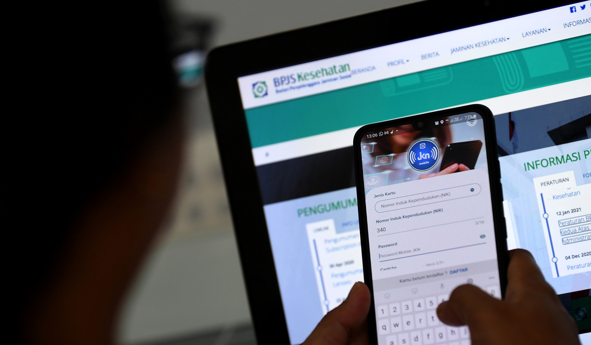 Warga mendaftar Jaminan Kesehatan Nasional-Kartu Indonesia Sehat (JKN-KIS) melalui aplikasi JKN Mobile.