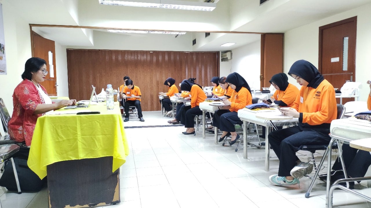 Para peserta  program Pendidikan Kecakapan Kerja (PKK) Tipe Platinum tengah mengikuti uji kompetensi.