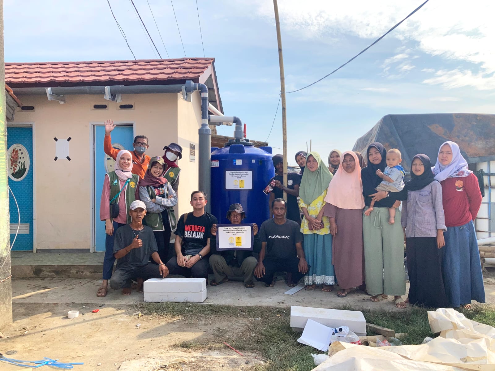 SIL UI bangun sistem pemanenan air hujan untuk warga di Muara Gembong