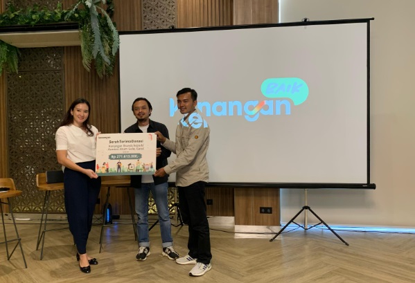 Kenangan Brands menyerahkan donasi Rp217,6 juta untuk Arum Gula.