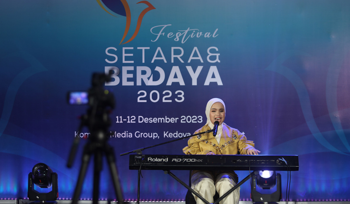 Penyanyi Putri Ariani tampil di Festival Setara & Berdaya di kantor Media Group, Kedoya, Jakarta Barat, 12 Desember 2023.