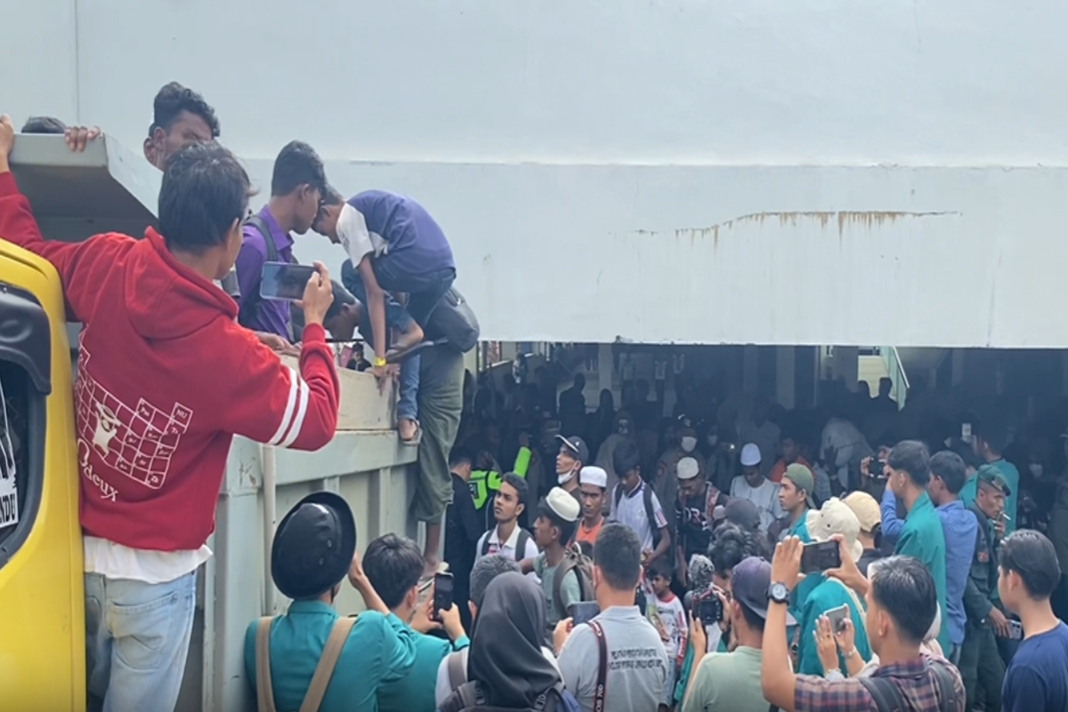 Para pengungsi Rohingnya diangkut dengan menggunakan truk untuk dibawa ke kantor Kanwil Kemenkumham Aceh. 