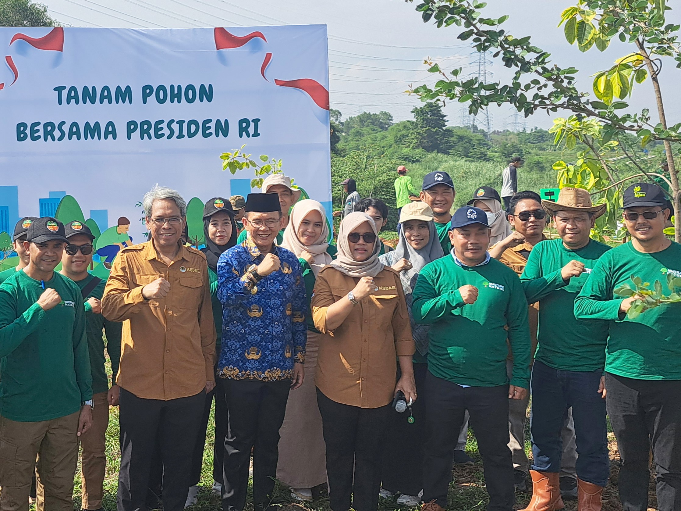Kota Deltamas berkolaborasi dengan Kementerian Lingkungan Hidup, stakeholders, dan tenant untuk melakukan penanaman pohon bersama.