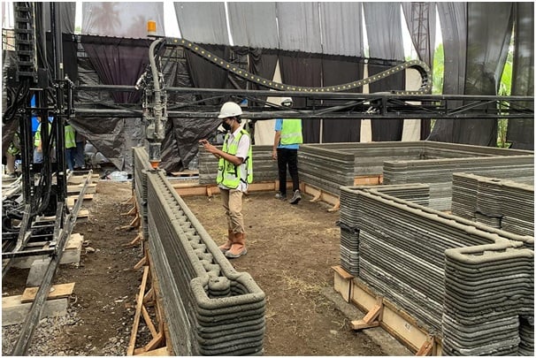 Pekerja melakukan pengawasan pada proses pencetakan struktur bangunan rumah tapak yang dibangun di Turi, Sleman, Yogyakarta.