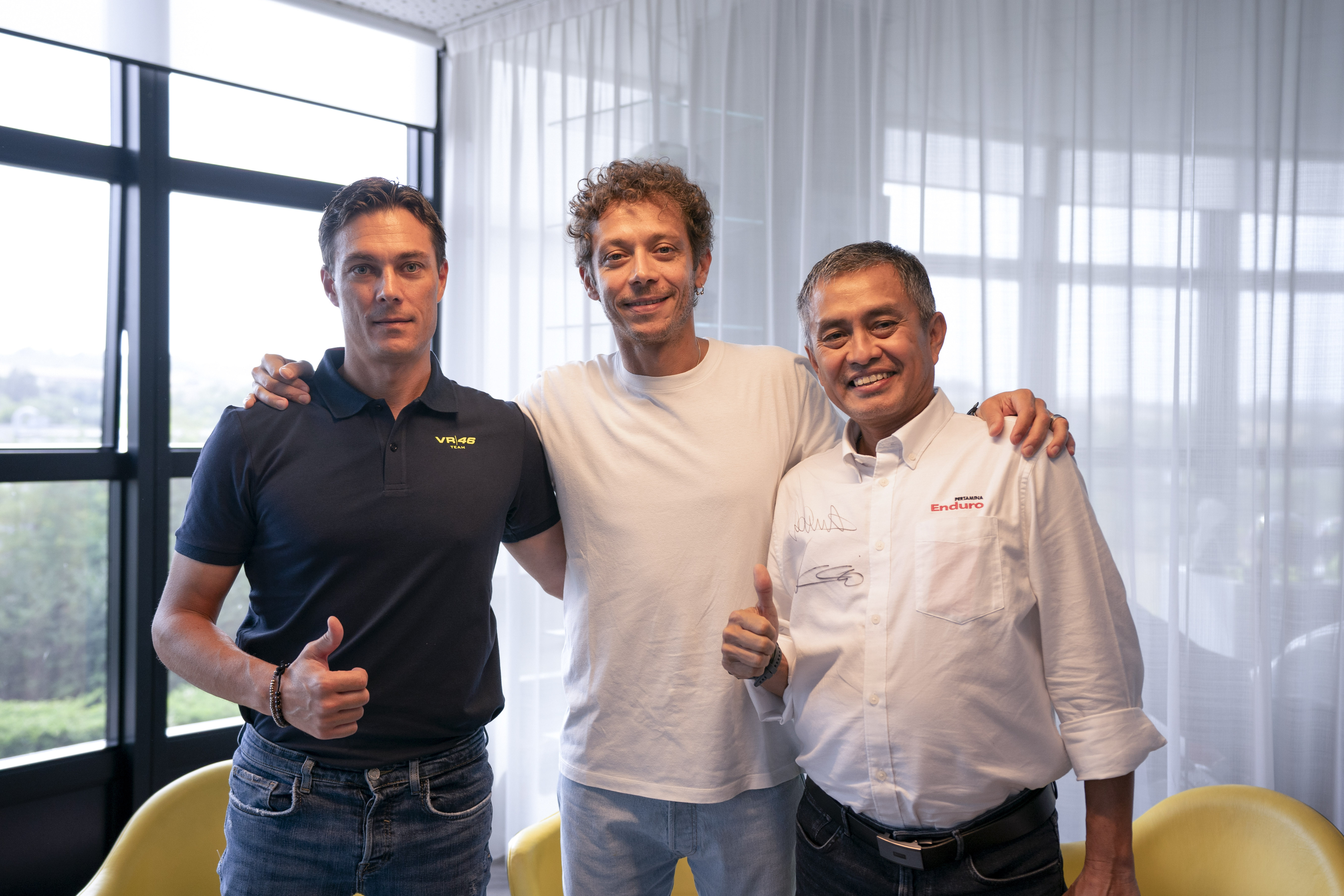 Ki-ka: CEO VR46 Agency Gianluca Falcioni, Valentino Rossi, dan Dirut Pertamina Lubricants Werry Prayogi.