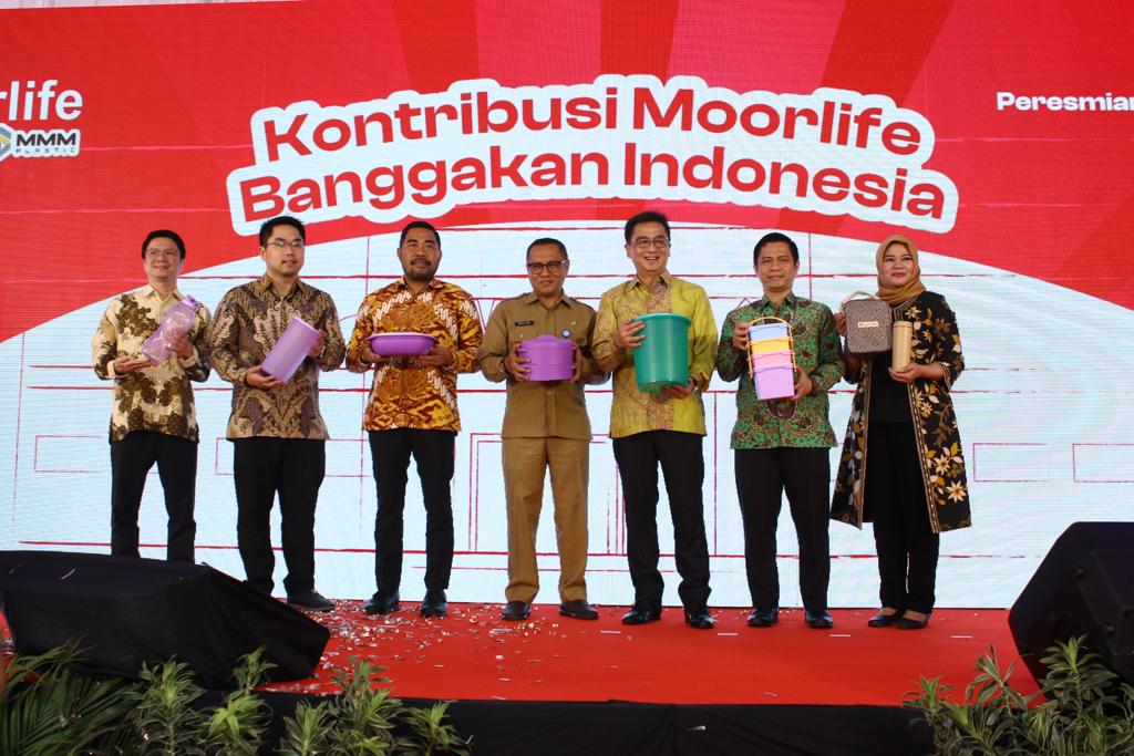 Acara peresmian pabrik baru Moorlife yang dioperasikan MMM Plastic di Nganjuk, Jawa Timur, Senin (4/12).