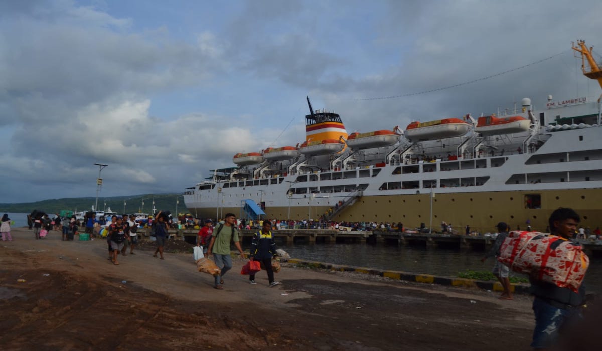 Kapal Pelni KM Lambelu Tiba di Pelabuhan Larantuka.