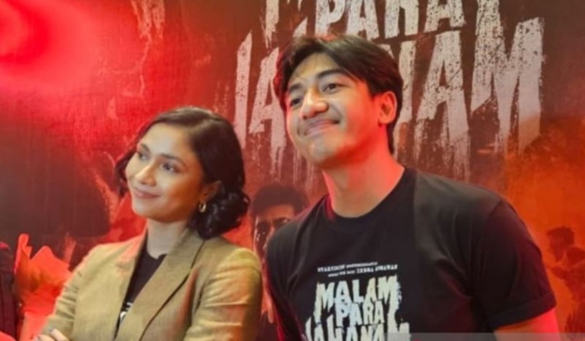 Aktris Aghniny Haque (kiri) dan aktor Harris Vriza ditemui usai acara screening film Malam Para Jahanam di Jakarta, Kamis (30/11).