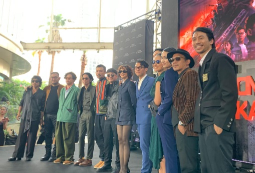 Sutradara dan para pemain film 13 Bom di Jakarta.