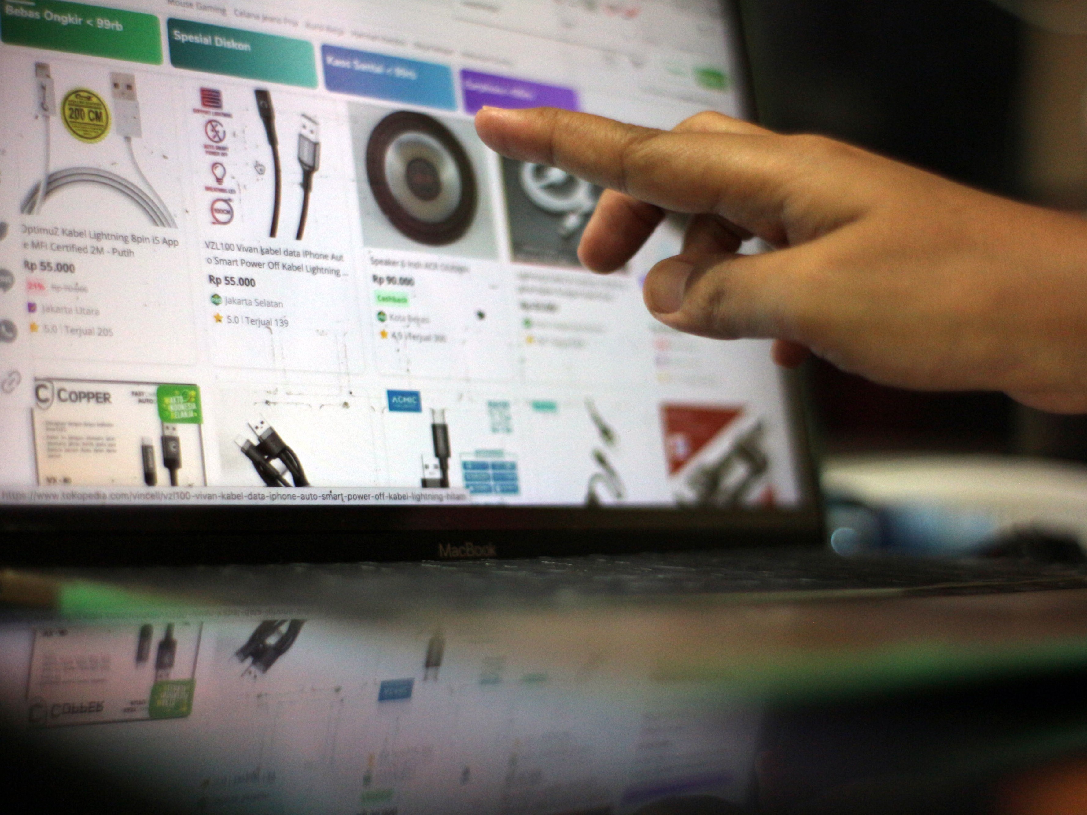 Warga menggunakan perangkat elektronik untuk berbelanja daring di salah satu marketplace di Depok, Jawa Barat.