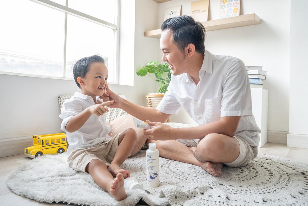 Ilustrasi. Seorang ayah dan anaknya sedang bercengkrama. 