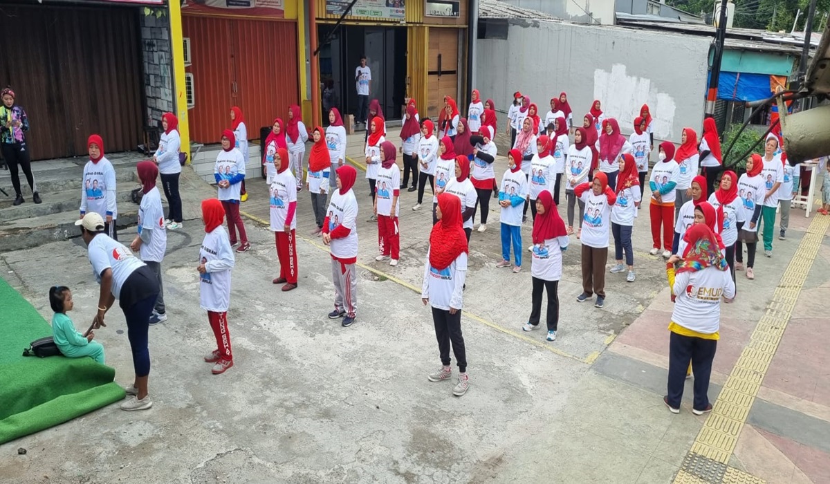 Senam Pagi Sabtu Biru Ceria yang diadakan relawan Prabowo-Gibran, Emud.