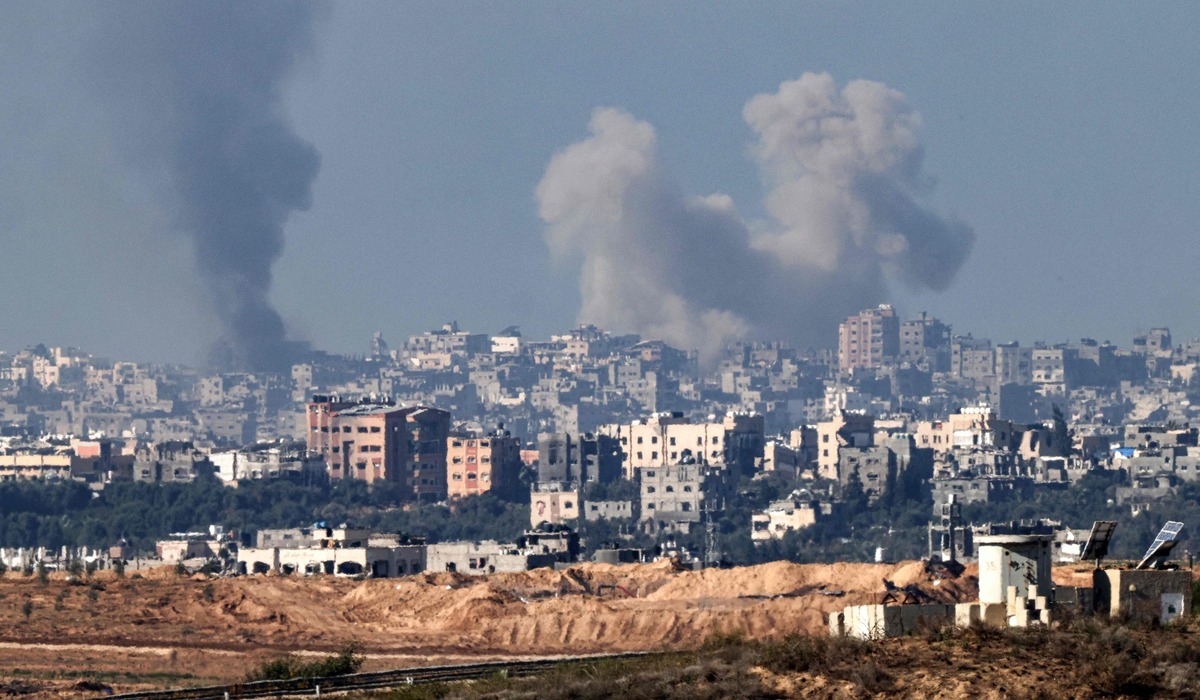 Asap membumbung di langit Gaza akibat serangan Israel, Jumat, 15 Desember 2023.