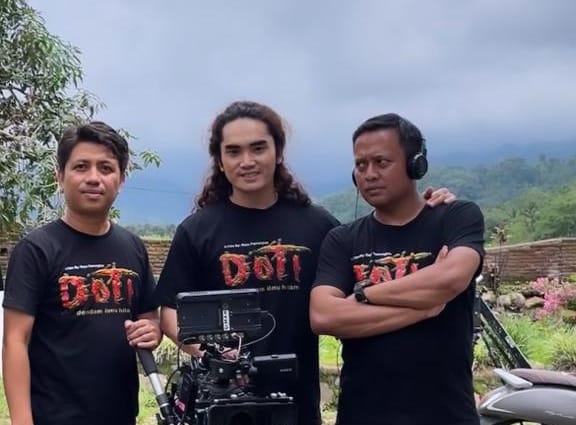 Aktor Terranova (tengah) di lokasi syuting