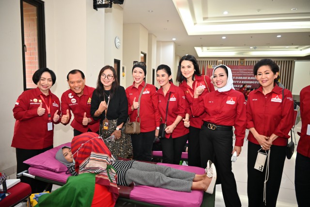 Anggota DPR RI Adang Daradjatun saat mengikuti acara donor darah di Fakultas MIPA, UI Depok, Jawa Barat, Rabu (6/12/2023).