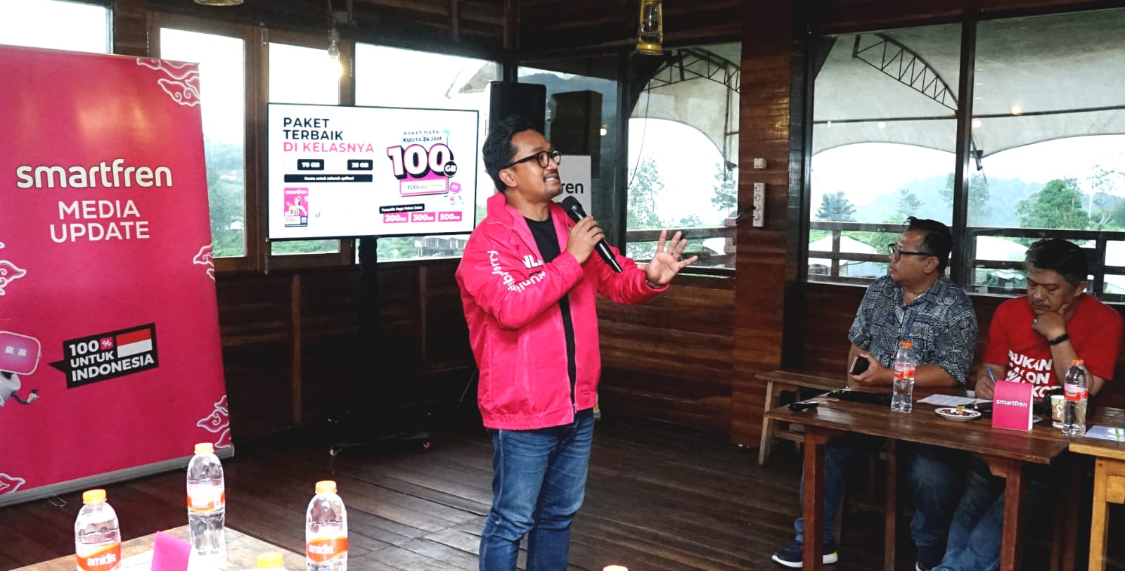 Regional Head West Java Smartfren, Edy Maelo sedang memaparkan kenaikan traffic internet di Jabar saat libur nataru.