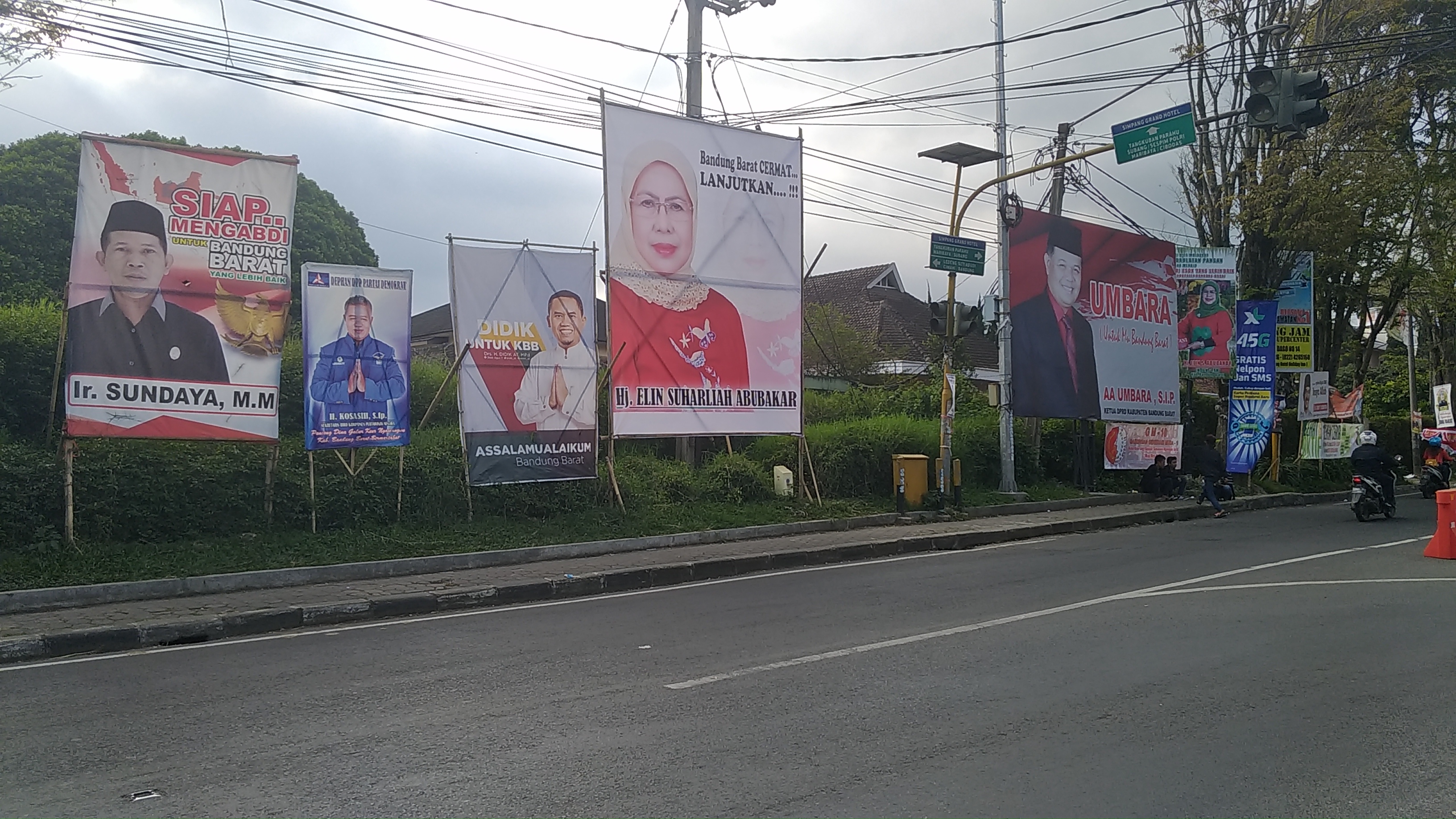 Sejumlah alat peraga kampanye di wilayah Bandung Barat