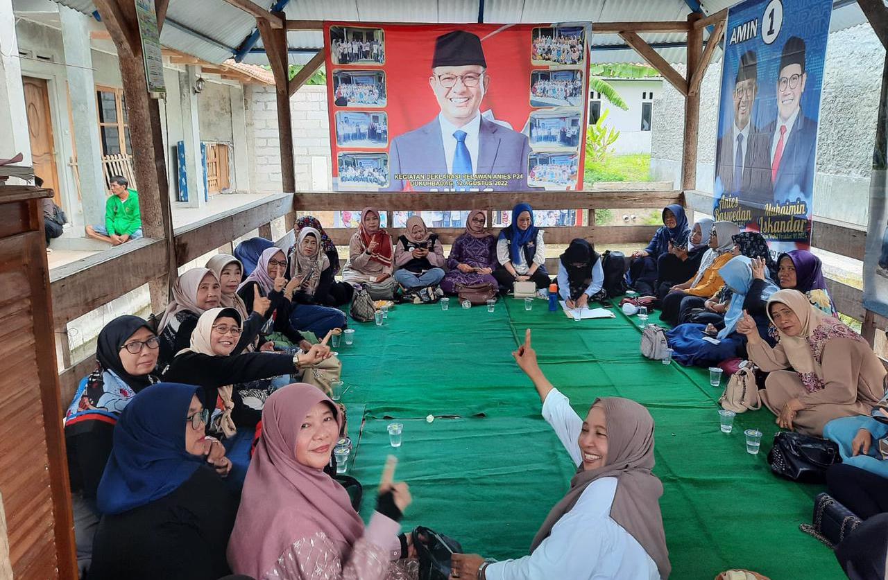 Caleg Partai Nasdem Dapil Jabar X, Farahdibha Tenrilemba, bertemu dengan komunitas Relawan P24 Kuningan, di Joglo Jalaksana, Jabar.