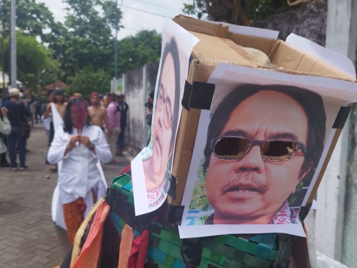 Aksi protes warga Yogyakarta terhadap Ade Armando