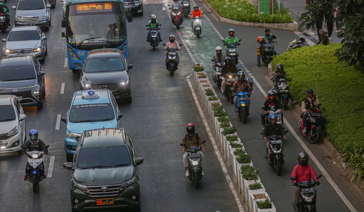 Kendaraan melintasi kawasan ganjil genap (gage) di Jalan Sudirman, Jakarta.