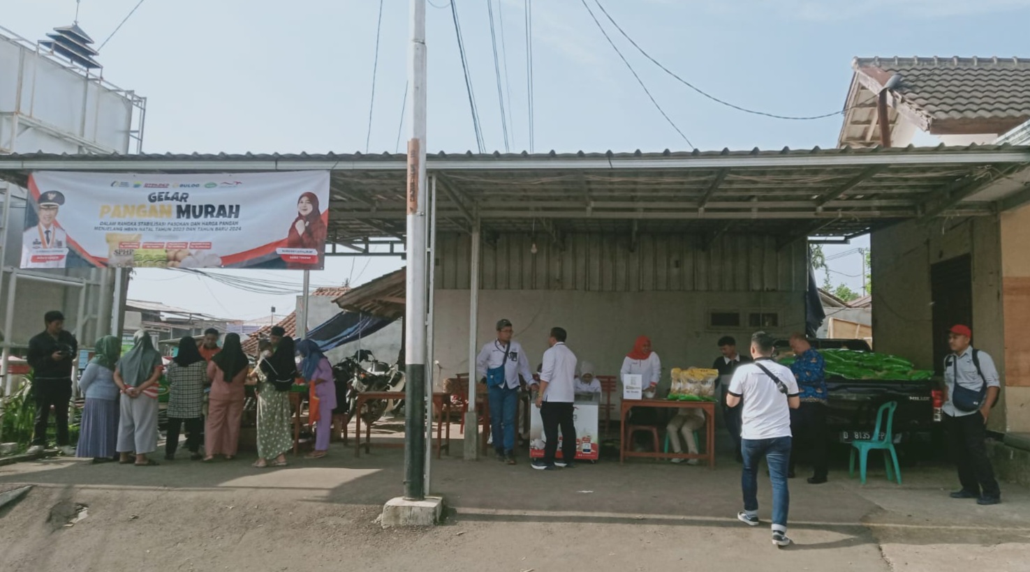 Sejumlah warga mendatangi Gelar Pangan Murah di Desa Nagrak, Cianjur. 