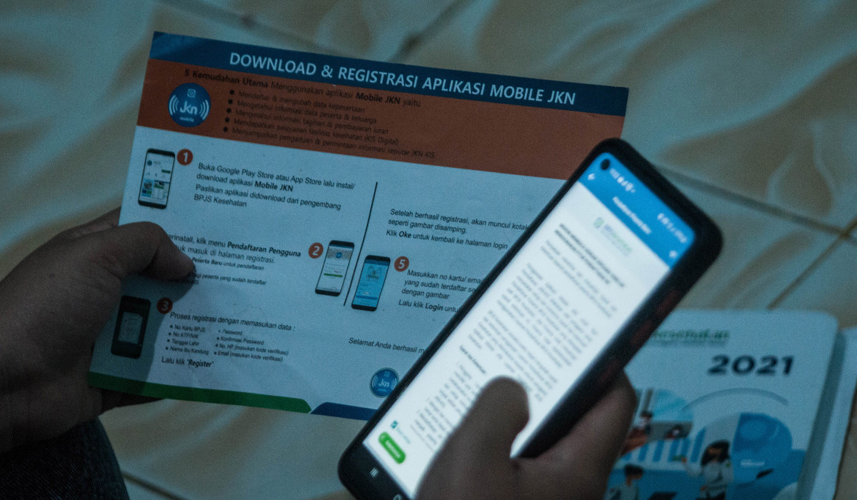 Warga mengakses pendaftaran BPJS Kesehatan melalui aplikasi Mobile JKN.