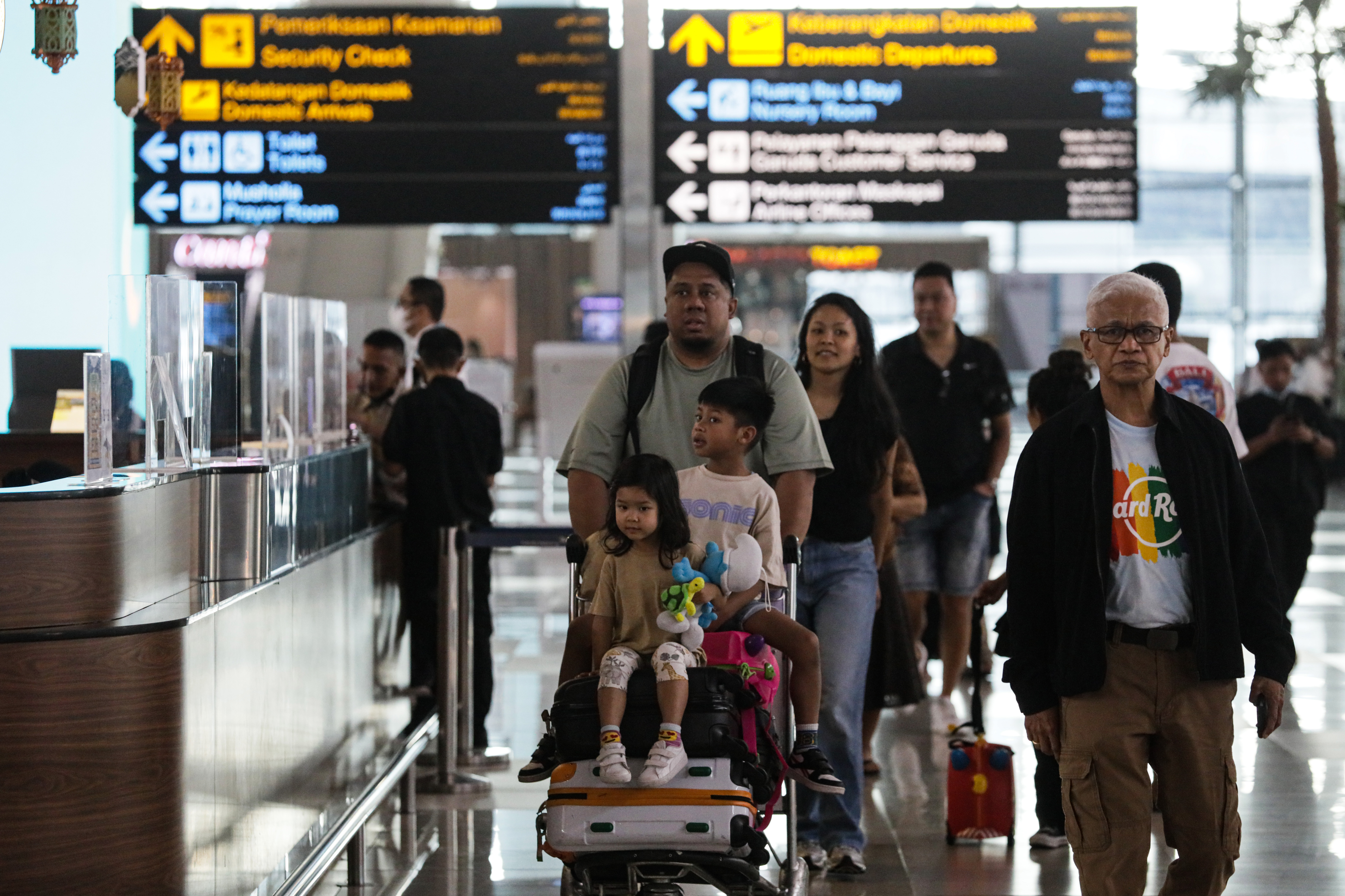 Suasana di Bandara Soekarno-Hatta, Banten yang dikelola oleh Angkasa Pura II pada Minggu (16/4).