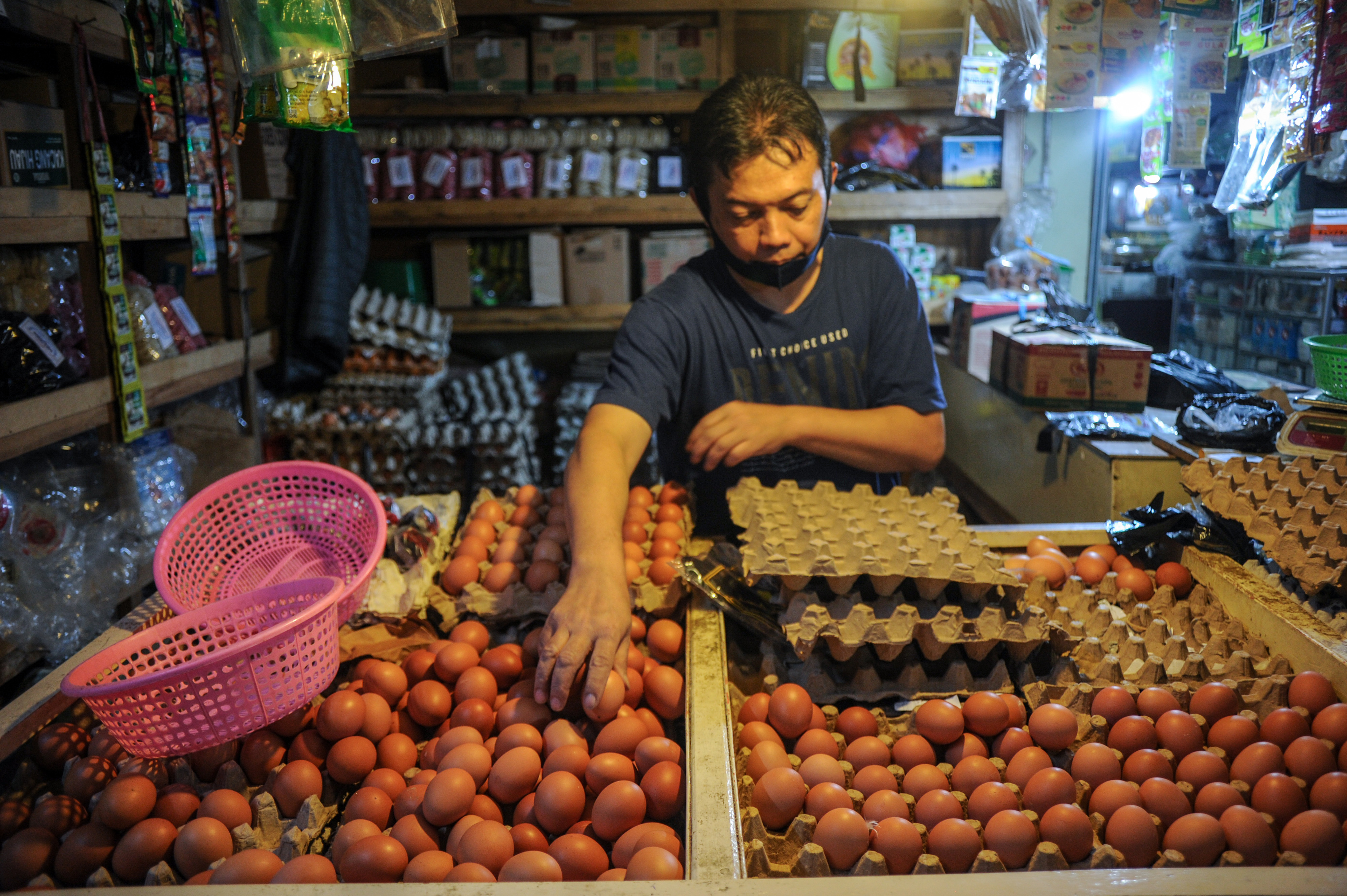 Pedagang di Pasar Kosambi, Kota Bandung, tengah menyiapkan dagangannya.