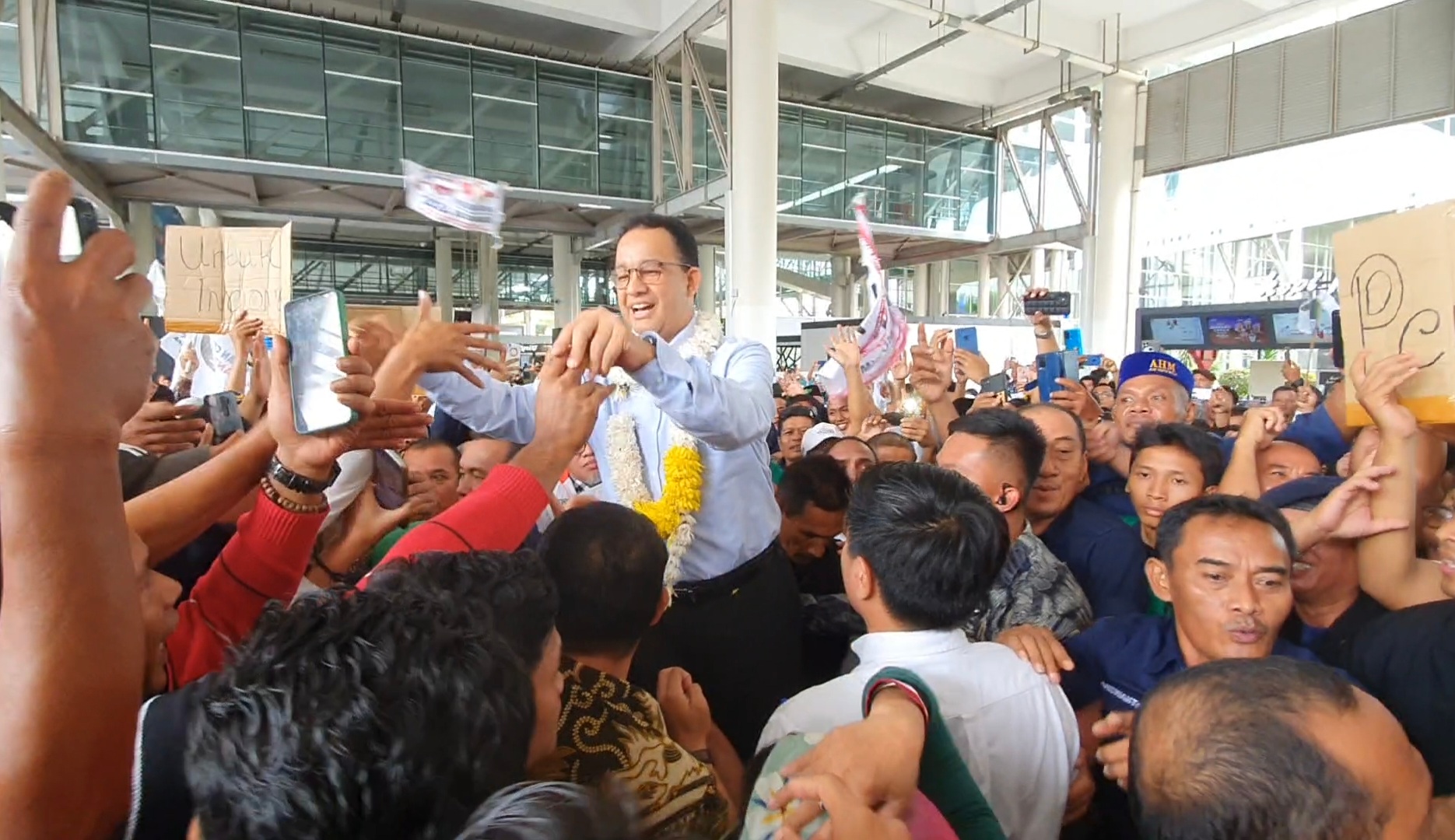 Calon presiden (capres) nomor urut 1 Anies Baswedan tiba di Bandar Udara (Bandara) Internasional Kualanamu, Deli Serdang, Sumatra Utara. 