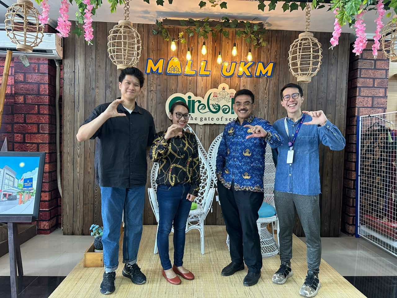 Lazada mendaftarkan ratusan UKM fesyen yang tergabung dalam Mall UKM Cirebon untuk memiliki toko digital dan berjualan di Lazada.