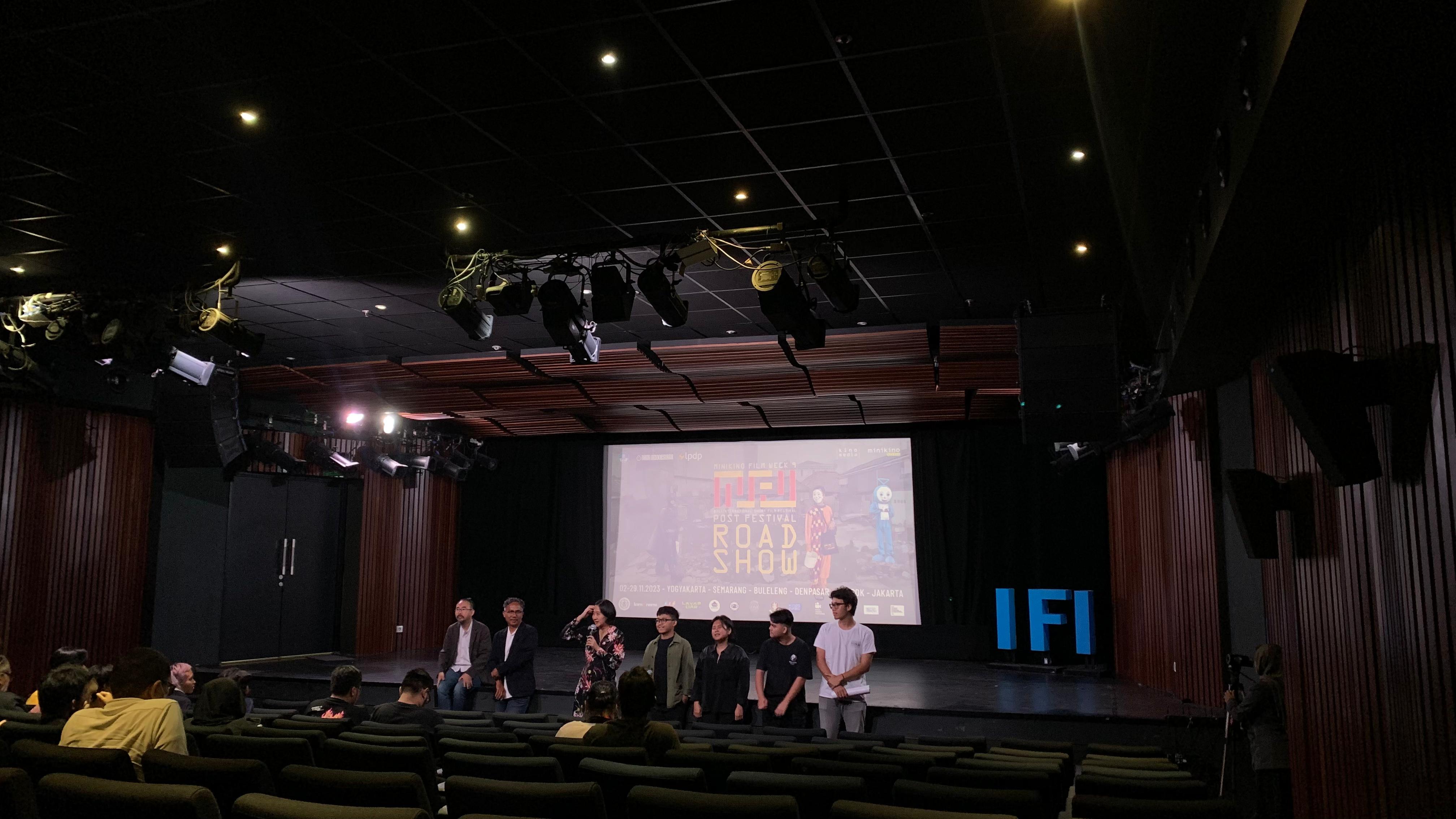 Pihak MWF dan kru film Bising