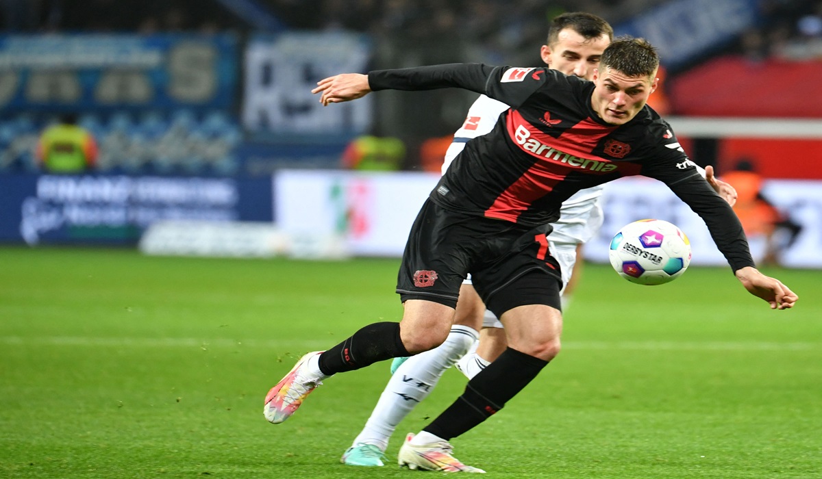 Penyerang Bayer Leverkusen Patrik Schick melewati hadangan pemain Bochum di laga Bundesliga