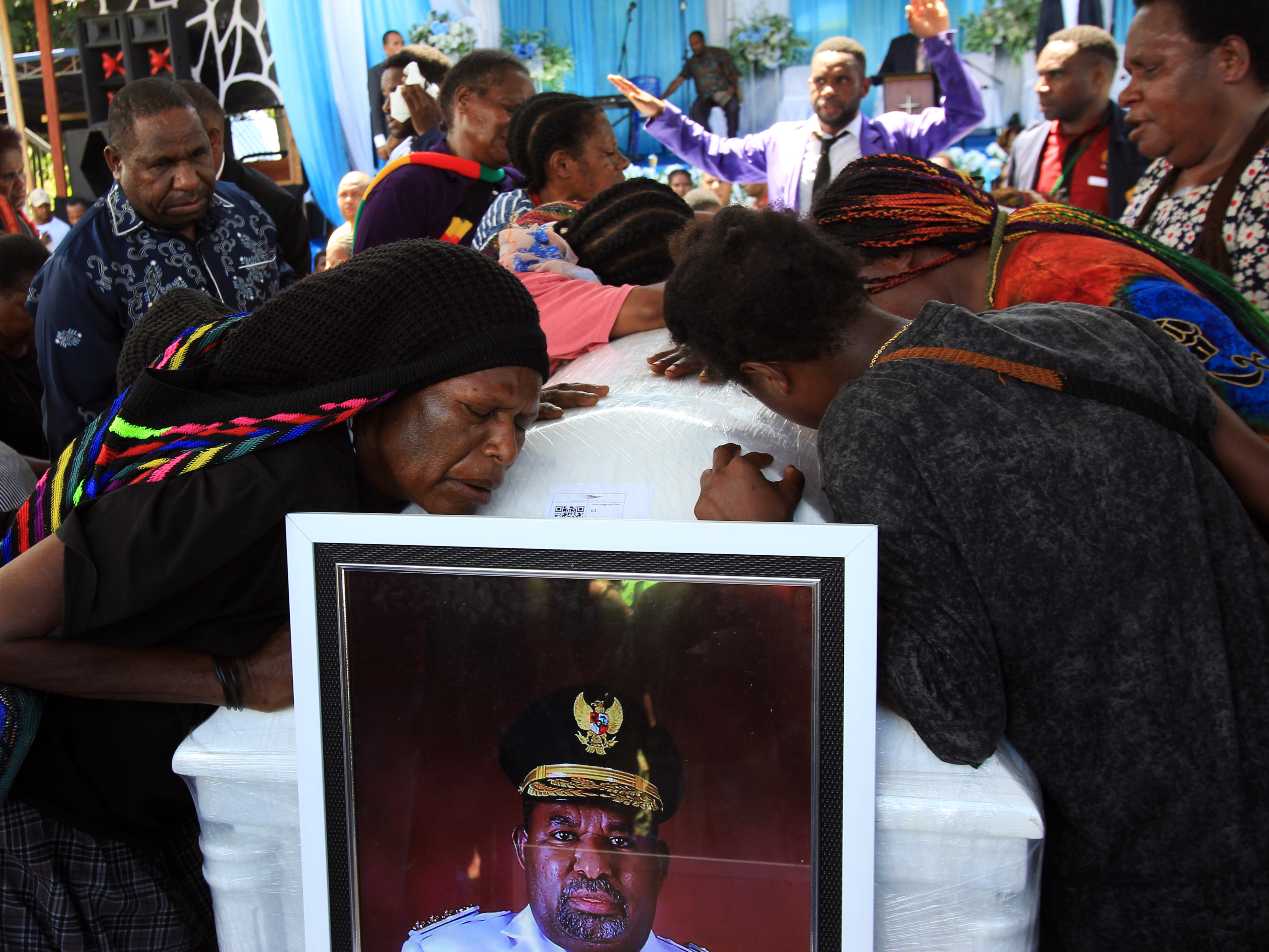 Warga memeluk peti jenazah mantan Gubernur Papua Lukas Enembe sebelum pemakaman di Koya Tenga, Kota Jayapura, Papua, Kamis (28/12/2023).