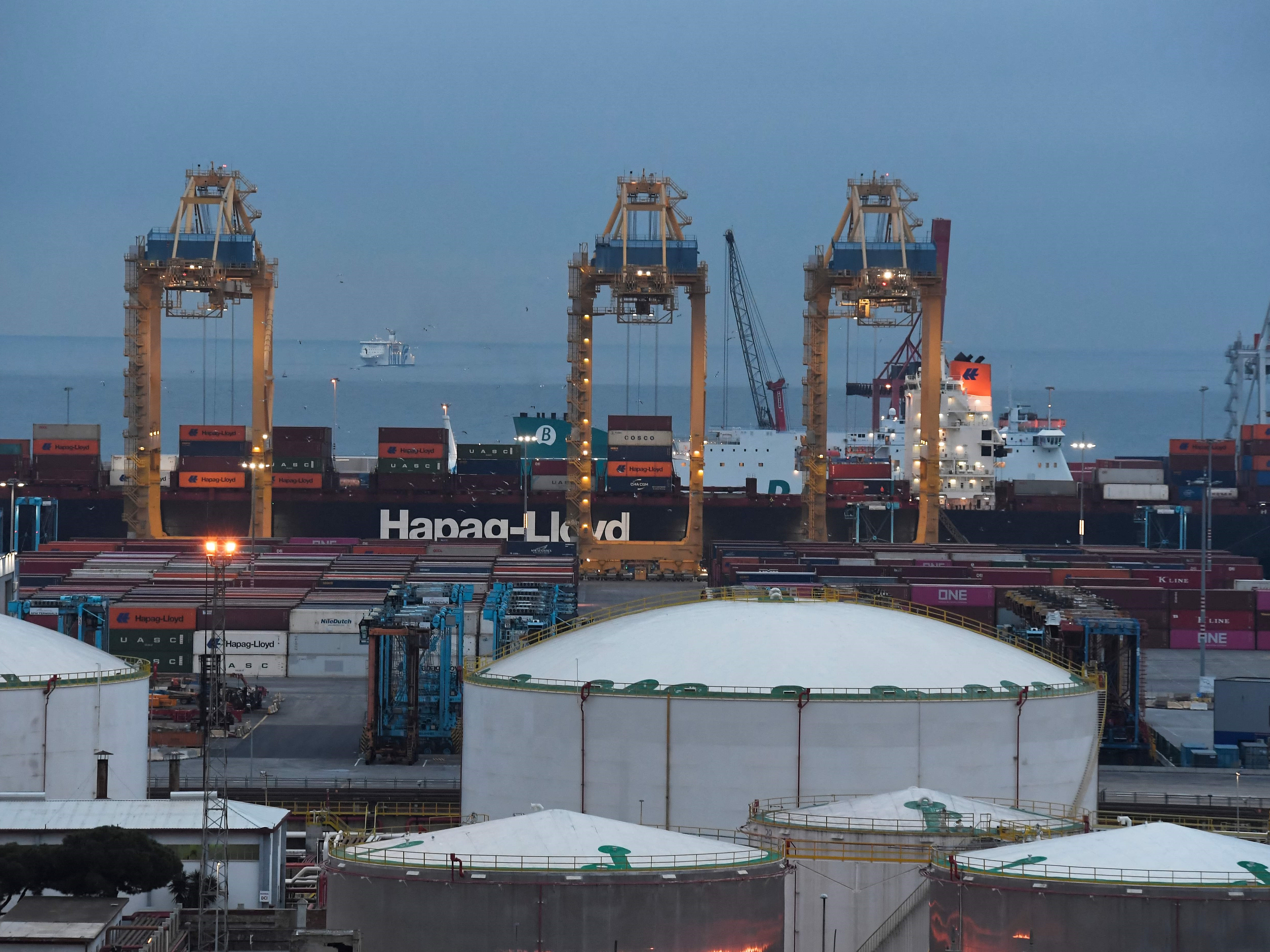 Tangki penyimpanan dan kapal kontainer perusahaan pengangkut laut Jerman Hapag-Lloyd AG di pelabuhan Barcelona. 