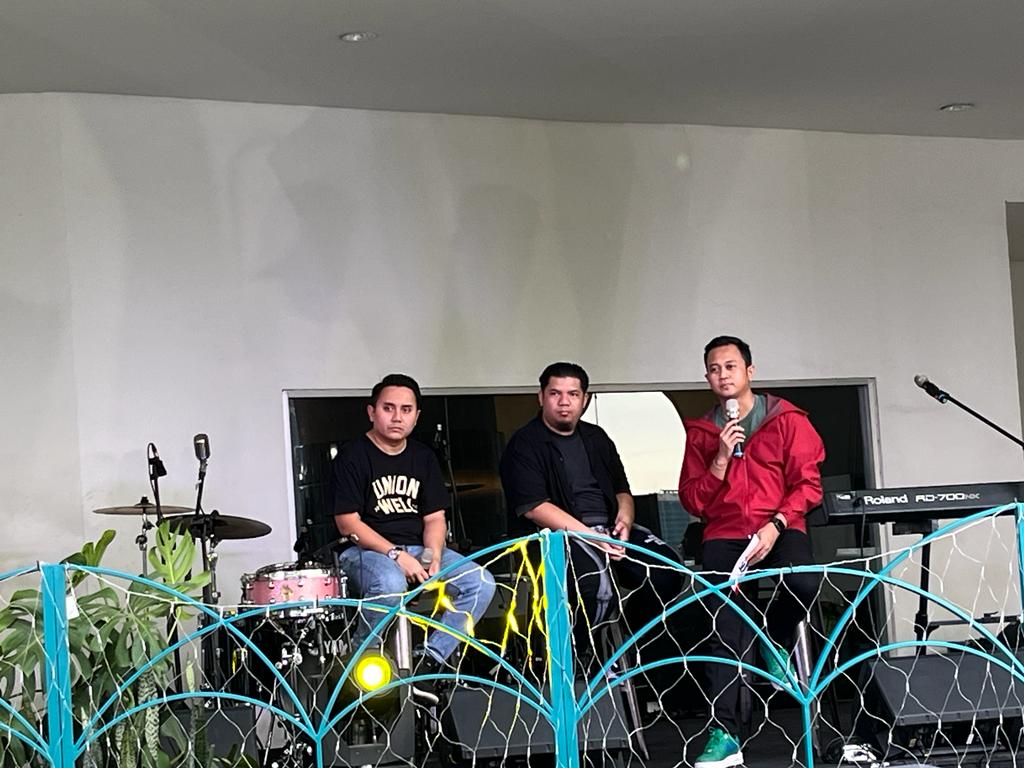 Perwakilan Kuningan City Mall menjelaskan konsep 