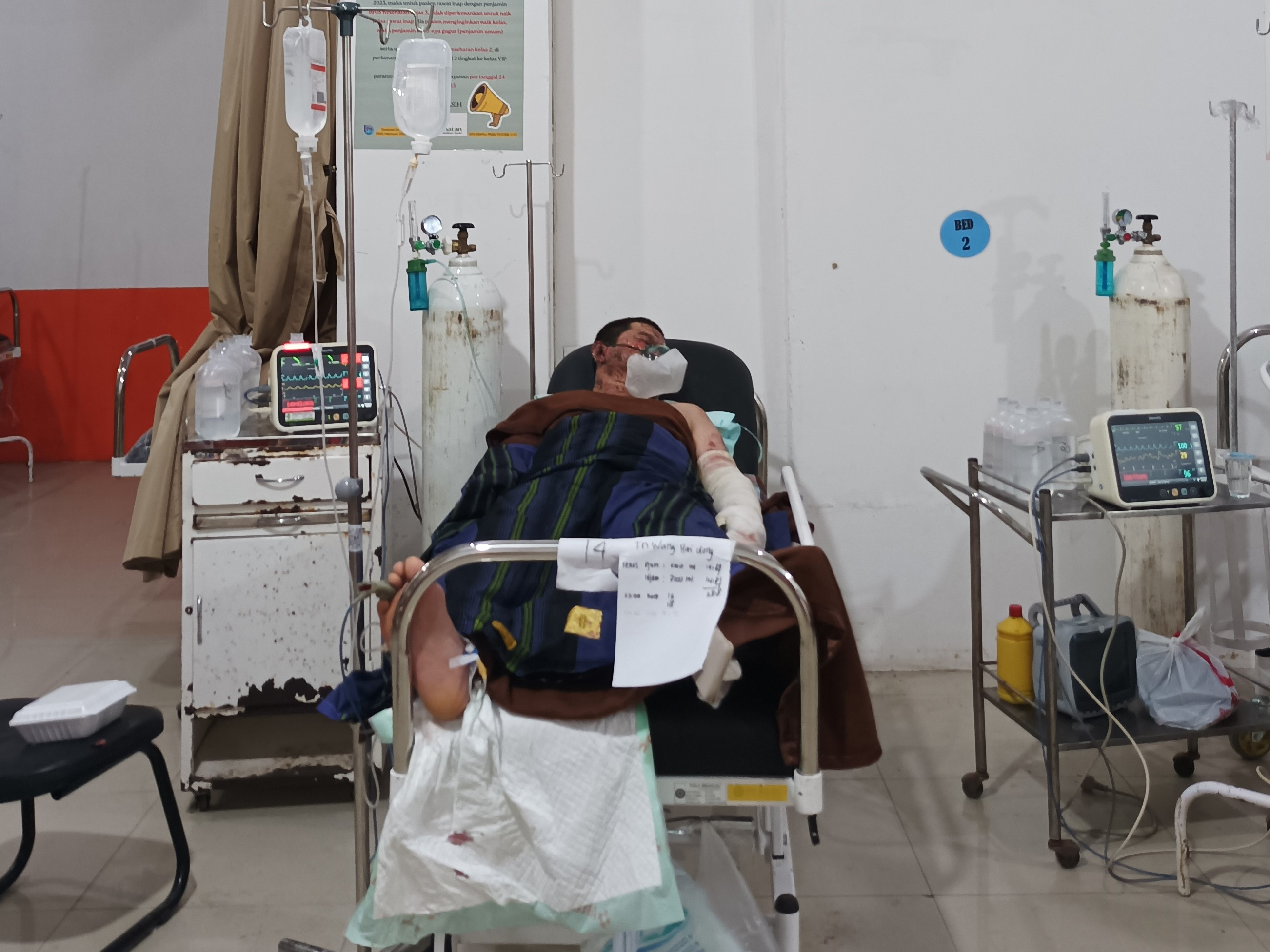 Korban yang selamat dalam kecelakaan kerja di PT Indonesia Tsingshan Stainless Steel (ITSS) menjalani perawatan medis di RSUD Morowali.