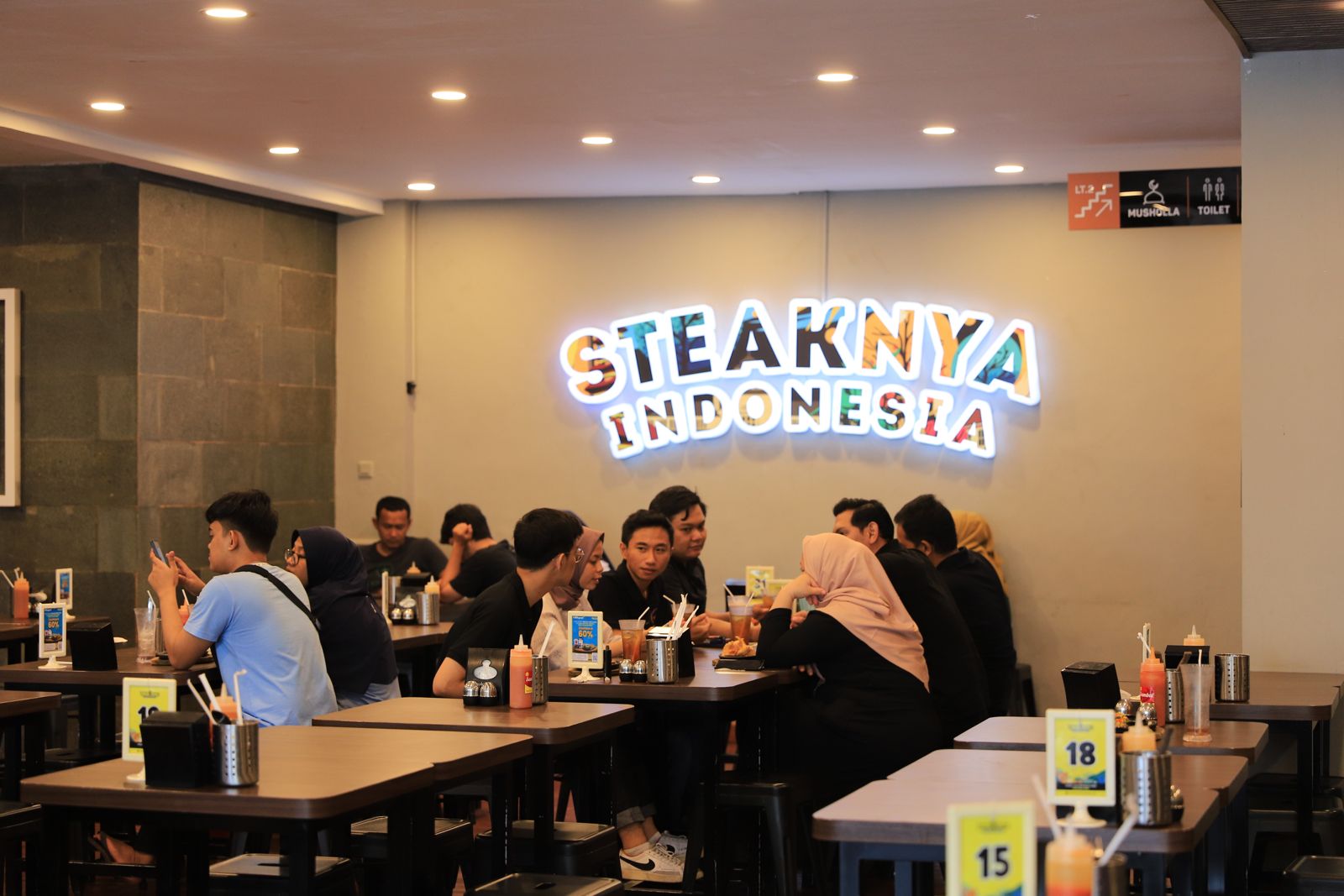 Gerakan boikot produk yang berafiliasi dengan Israelm turut menaikan omzet penjualan dari restoran Waroeng Steak & Shake.  