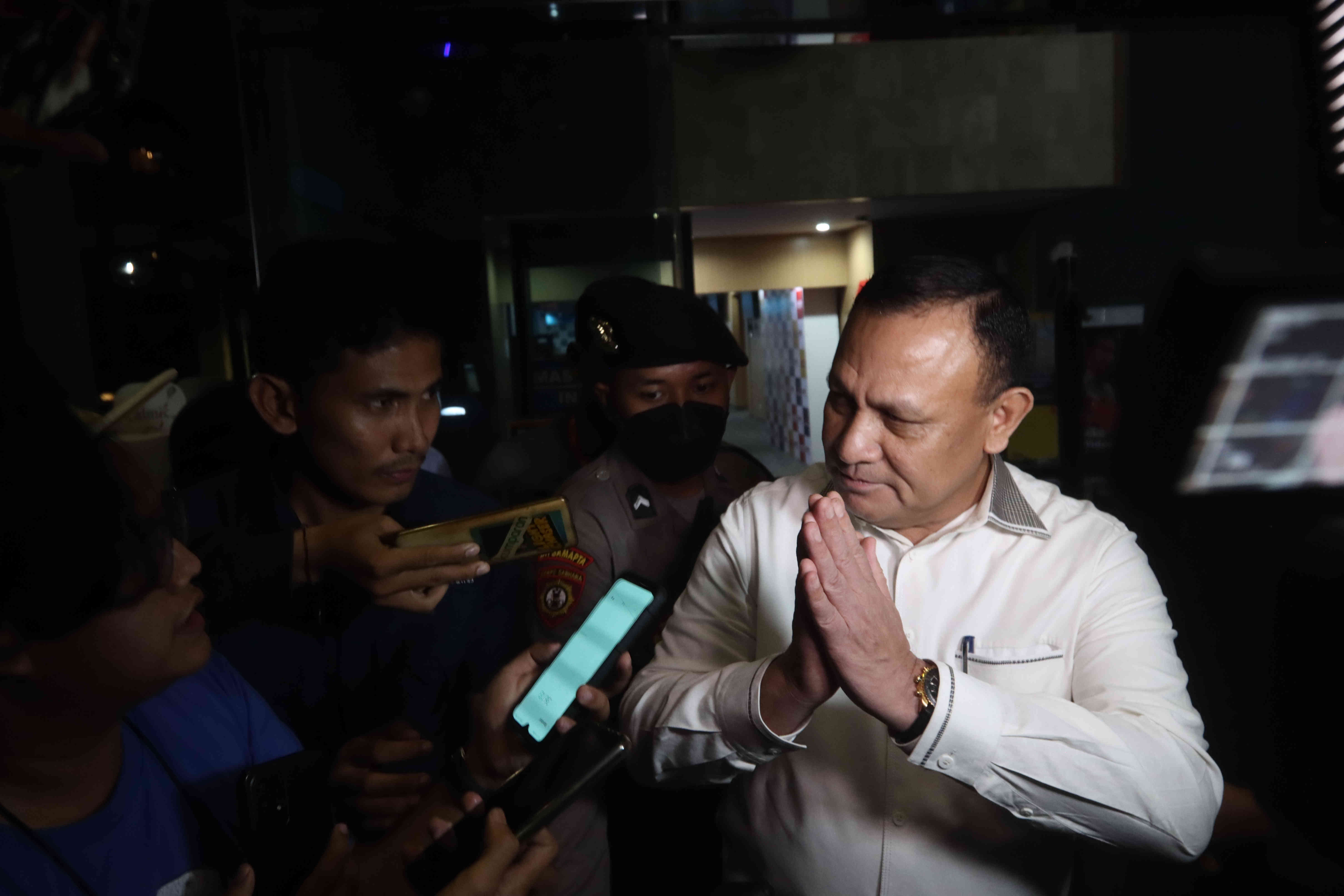 Ketua KPK nonaktif Firli Bahuri keluar dari Gedung KPK Jakarta, Kamis (21/12/2023). 