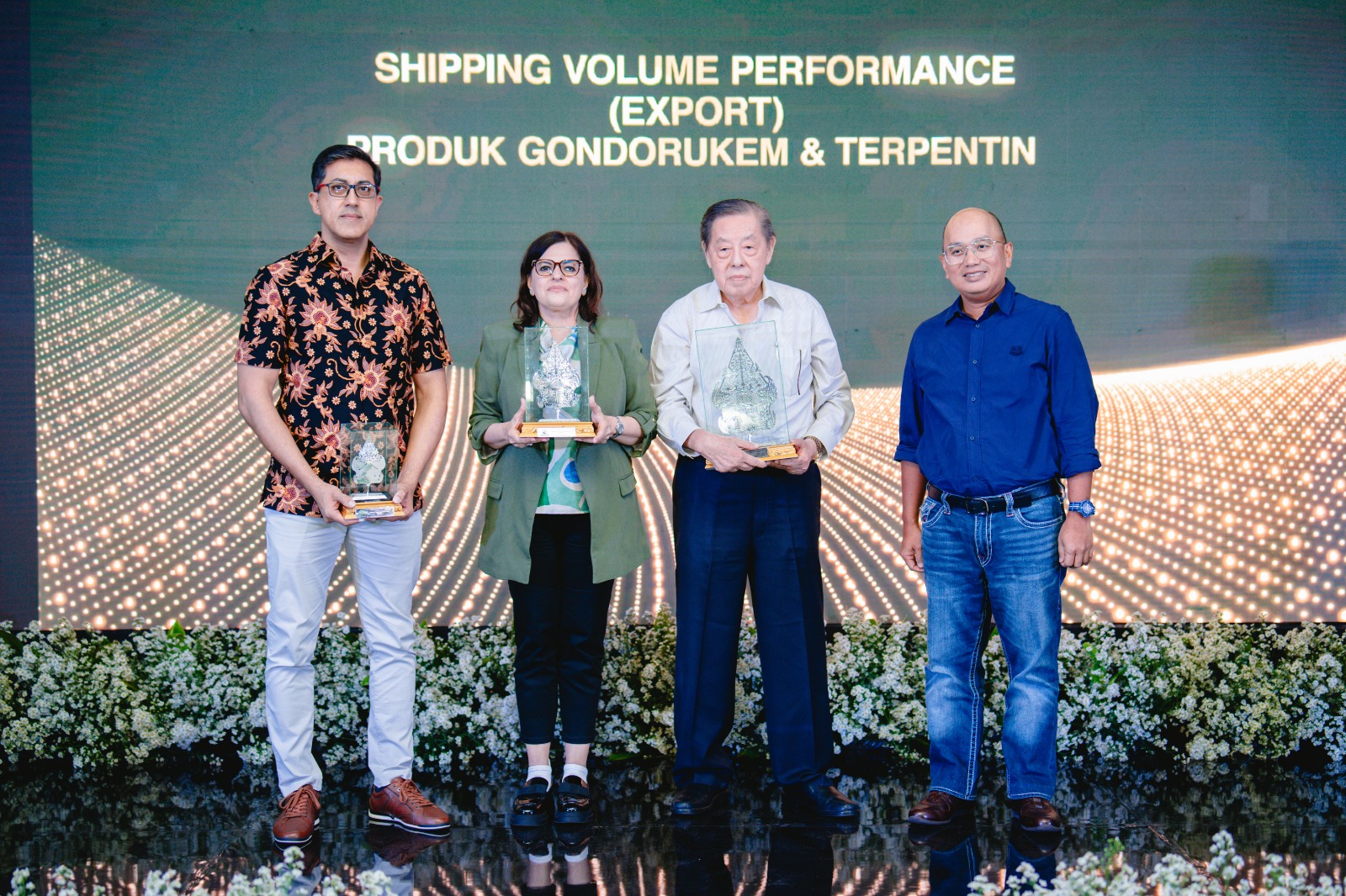 Pemberian penghargaan kepada para mitra Perum Perhutani.