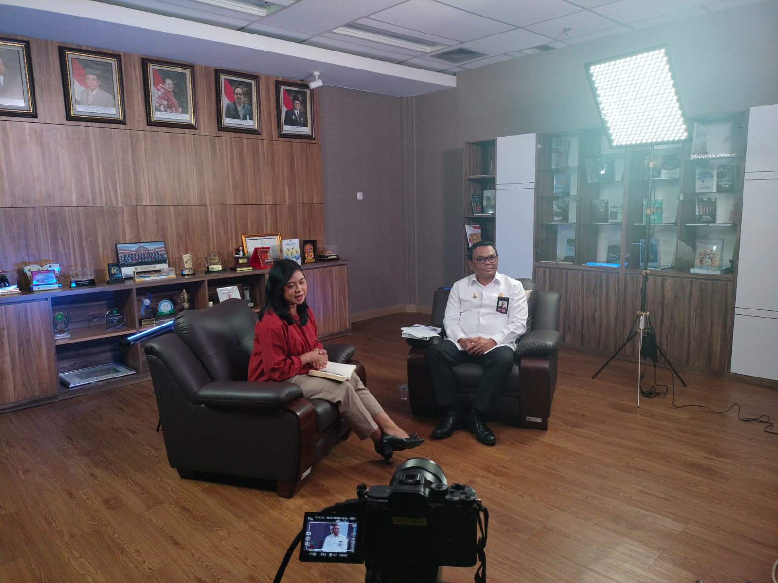 Deputi Bidang Pengembangan Sumber Daya Perpustakan pada Perpustakaan Nasional Republik Indonesia (Perpusnas RI), Adin Bondar (kanan0