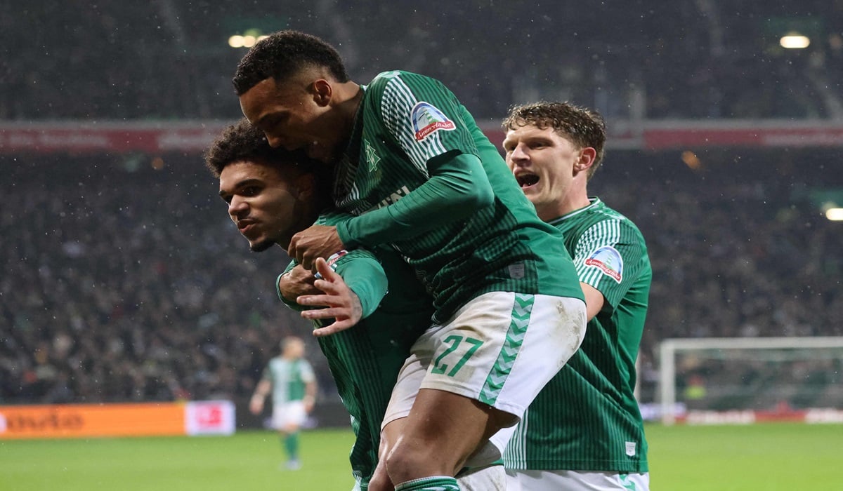 Pemain Werder Bremen Justin Njinmah melakukan selebrasi usai menjebol gawang RB Leipzig di laga Bundesliga.